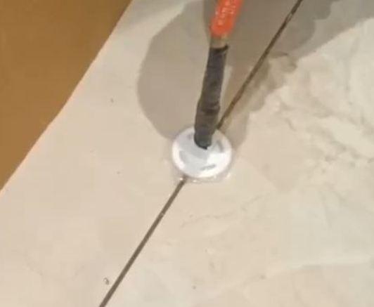 敖汉瓷砖空鼓维修公司专业解答瓷砖在铺贴过程中，如果没有涂抹均匀到位的粘结材料（如水泥砂浆或瓷砖胶），可能会导致以下问题